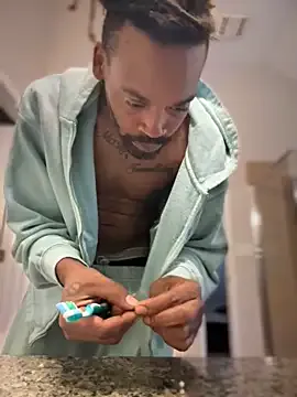 roouse – webcam model profile photo Image 18