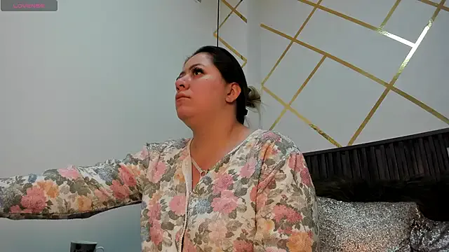 hina_porn – webcam model profile photo Image 12