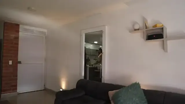 LT-333 – webcam model profile photo Image 18