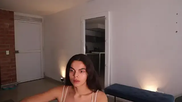 LT-333 – webcam model profile photo Image 3