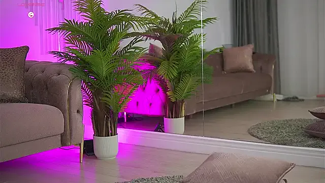 roouse – webcam model profile photo Image 2