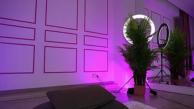 roouse – webcam model profile photo Image 6