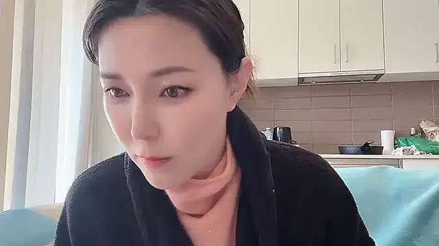 roouse – webcam model profile photo Image 3