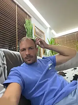 roouse – webcam model profile photo Image 12