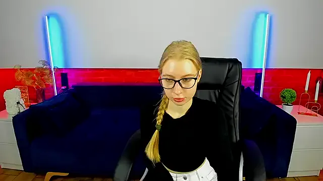 LT-333 – webcam model profile photo Image 7