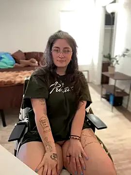 roouse – webcam model profile photo Image 14