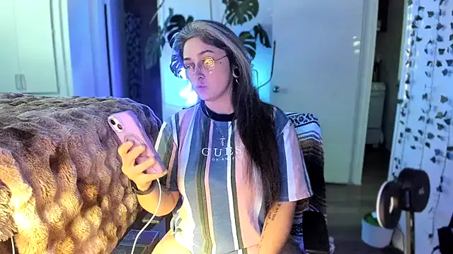 roouse – webcam model profile photo Image 4