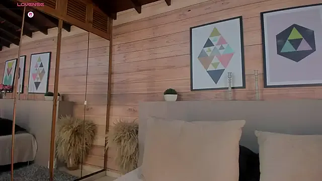 roouse – webcam model profile photo Image 9