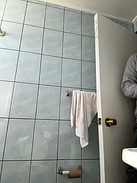roouse – webcam model profile photo Image 6
