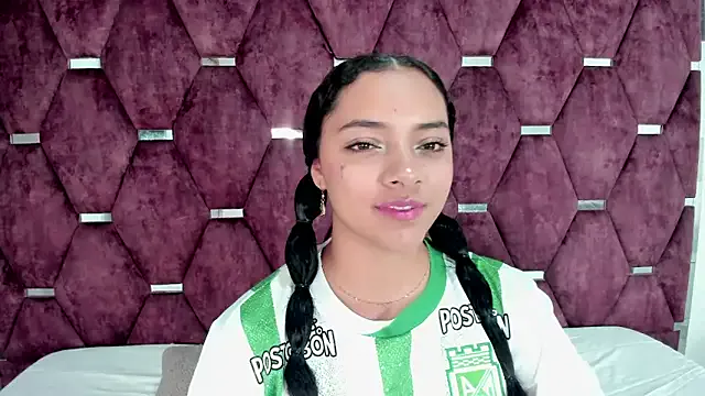  – webcam model profile photo Image 12