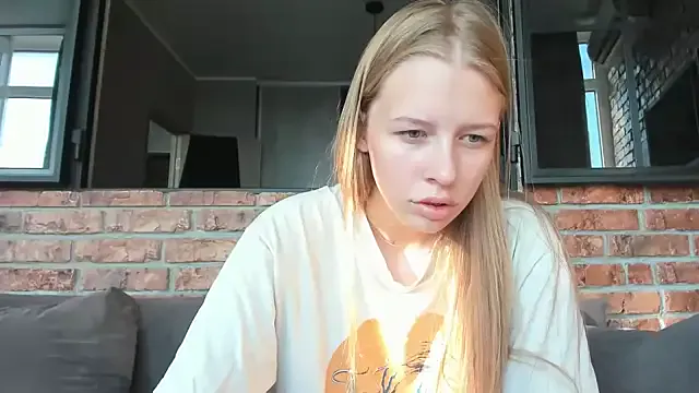 roouse – webcam model profile photo Image 10