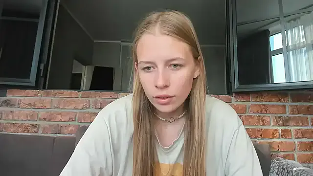 roouse – webcam model profile photo Image 11