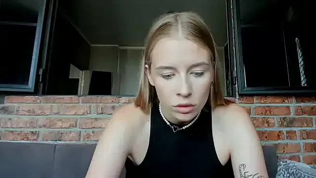 roouse – webcam model profile photo Image 13