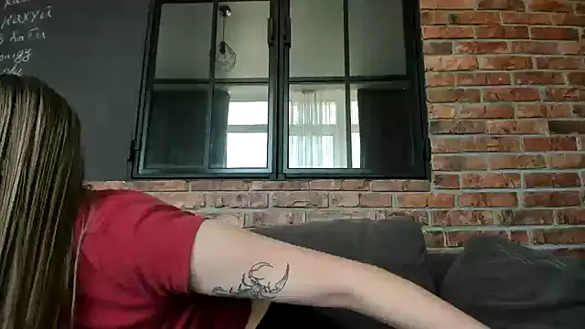 roouse – webcam model profile photo Image 2