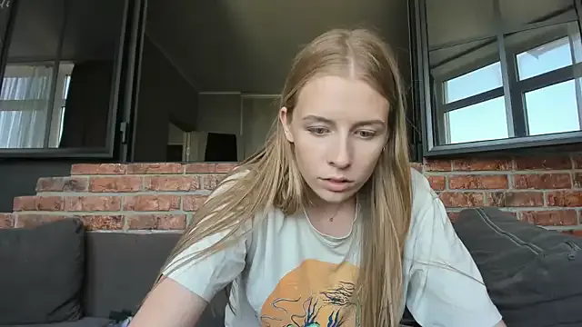 roouse – webcam model profile photo Image 4