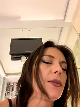 roouse – webcam model profile photo Image 7