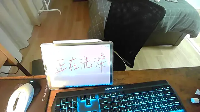 roouse – webcam model profile photo Image 10