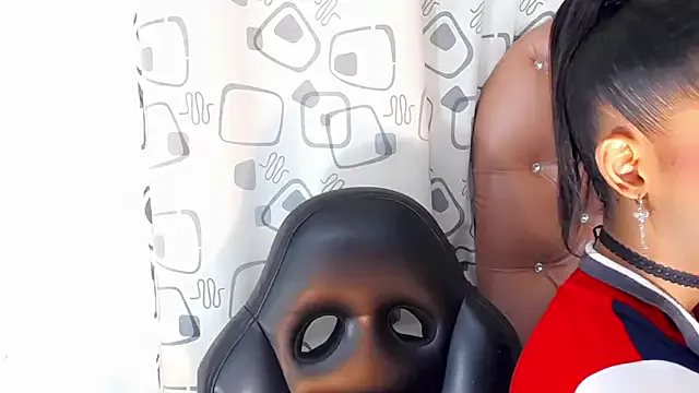 roouse – webcam model profile photo Image 16