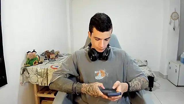 roouse – webcam model profile photo Image 12