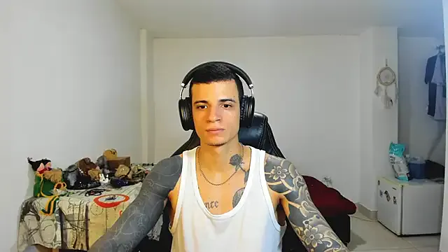 roouse – webcam model profile photo Image 2