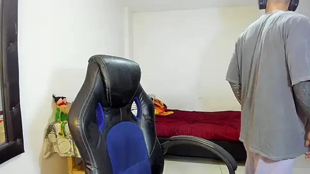 roouse – webcam model profile photo Image 3