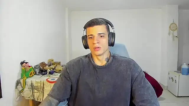 roouse – webcam model profile photo Image 4