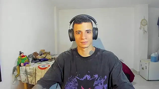 roouse – webcam model profile photo Image 5