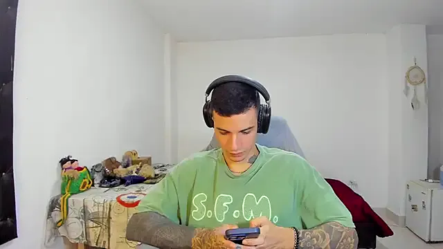 roouse – webcam model profile photo Image 6