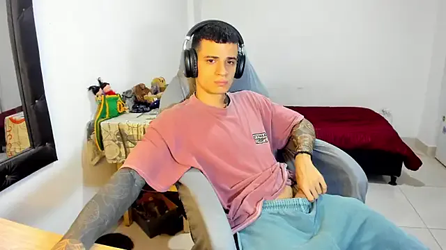 roouse – webcam model profile photo Image 7