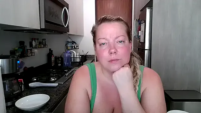roouse – webcam model profile photo Image 4