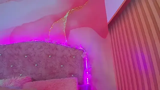 LunaKissing – webcam model profile photo Image 11