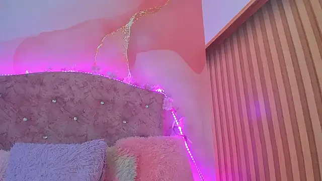 LunaKissing – webcam model profile photo Image 2