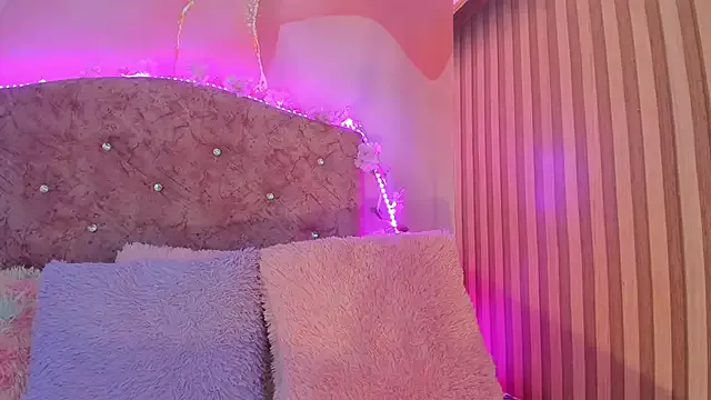 LunaKissing – webcam model profile photo Image 7