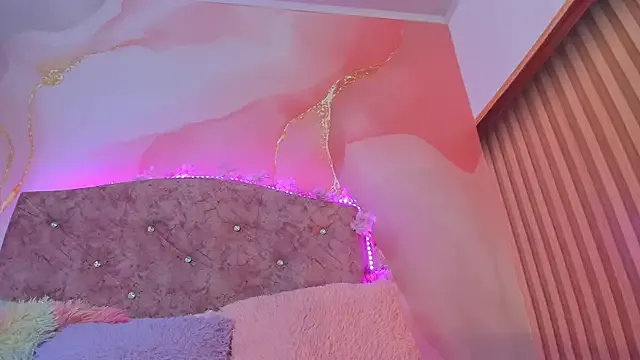 LunaKissing – webcam model profile photo Image 9