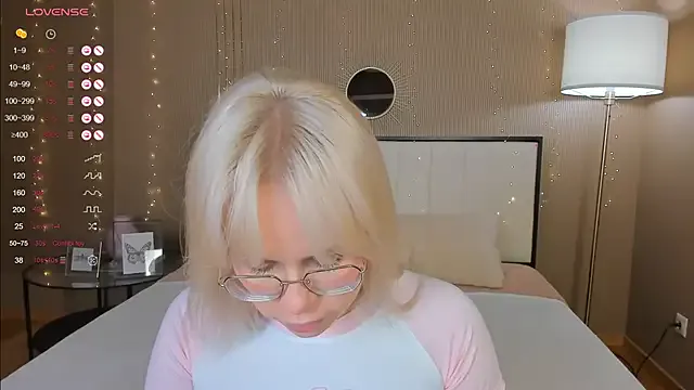 PRIYA_22 – webcam model profile photo Image 14