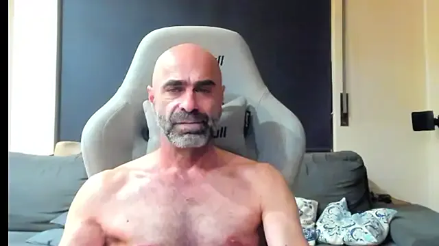 roouse – webcam model profile photo Image 4