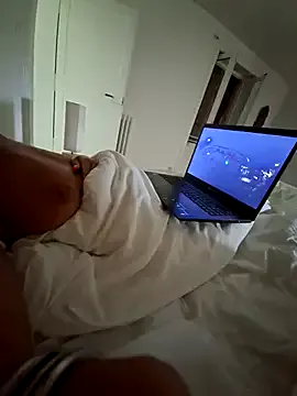 roouse – webcam model profile photo Image 4
