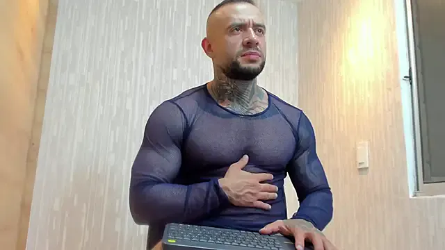 roouse – webcam model profile photo Image 7