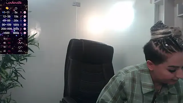 BustyAllyy – webcam model profile photo