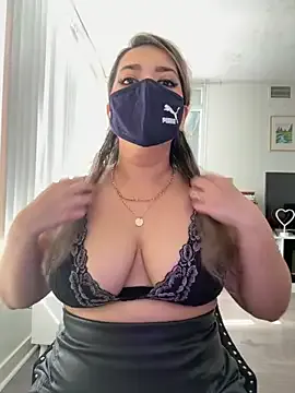 VIKITOMMY – webcam model profile photo Image 2