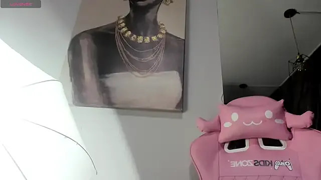 Musae – webcam model profile photo Image 4