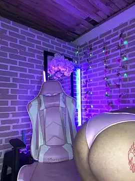 roouse – webcam model profile photo Image 4