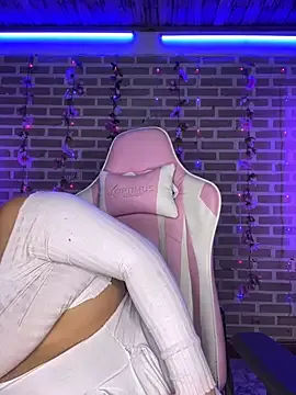 roouse – webcam model profile photo Image 8