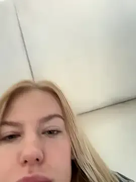 roouse – webcam model profile photo Image 6