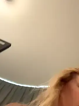 roouse – webcam model profile photo Image 9