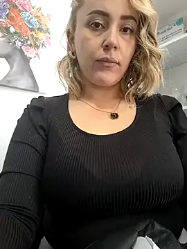 roouse – webcam model profile photo Image 11