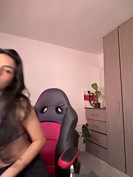 roouse – webcam model profile photo Image 9