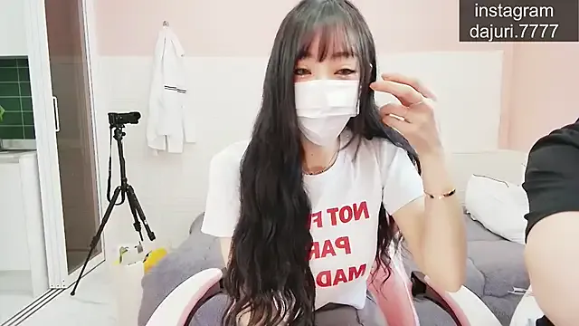 roouse – webcam model profile photo Image 4