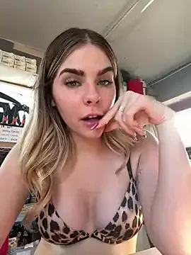 LunaGates – webcam model profile photo Image 2