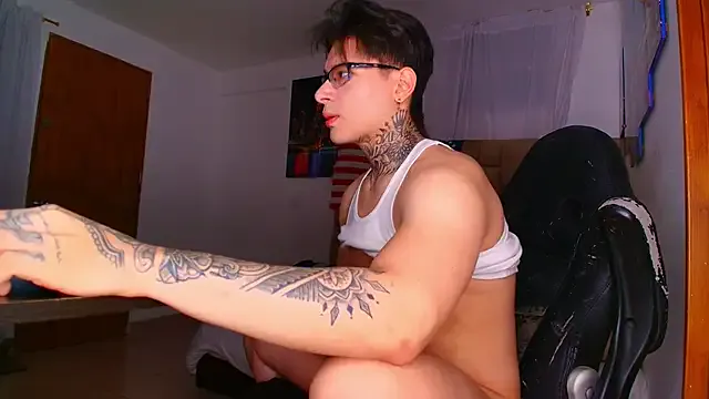 roouse – webcam model profile photo Image 2